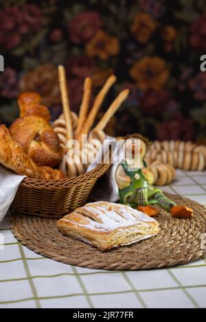 pâte feuilletée maison fraîche avec garniture aux pommes sur la table Banque D'Images