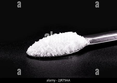 l'acide citrique anhydre, connu sous le nom de citrate d'hydrogène, est un acide organique faible, antioxydant et conservateur, sert de produit écologique largement utilisé dans Banque D'Images