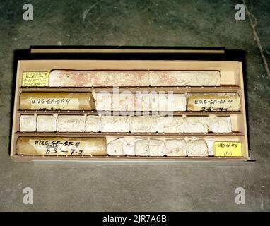 A850696 U12G ÉCHANTILLONS DE CAROTTES CHU (INGÉNIEUR DE PROJET) MAY 1 85 EG&G/NTS PHOTO LAB DATE DE PUBLICATION : 5/1/1985 ÉCHANTILLONS DE CAROTTES ; EDGERTON, GERMESHAUSEN & GRIER ; EG&G ; G-TUNNEL ; NEVADA; SITE D'ESSAI DU NEVADA; NTS; TECHNOLOGIE DE L'ÉNERGIE NUCLÉAIRE; ROCHES; ROCHES (DIVERS); PIERRES; SITES D'ESSAI; TUNNELS; UGT; IMAGES historiques DE TESTS SOUTERRAINS. 1972 - 2012. Département de l'énergie. Administration nationale de la sécurité nucléaire. Photographies relatives aux essais d'armes nucléaires au site d'essai du Nevada. Banque D'Images