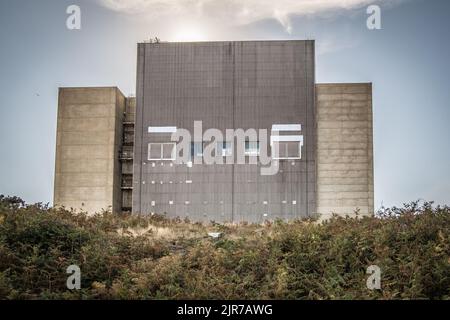 En regardant vers la centrale nucléaire désaffectée - Sizewell A, sur la côte du Suffolk, Angleterre, Royaume-Uni. Banque D'Images