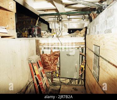 A850489 U12N STATION DE DIFFUSION DE PLUIE BRUMEUSE JOHN ALLEN (INGÉNIEUR DE PROJET) MAR 27 85 EG&G/NTS PHOTO LAB DATE DE PUBLICATION : 3/27/1985 EDGERTON, GERMESHAUSEN & GRIER; EG&G; ÉQUIPEMENT; ÉQUIPEMENT ET INSTRUMENTS; ÉQUIPEMENT (SNL) ; INSTRUMENTS ; INSTRUMENTS ET ÉQUIPEMENT ; INSTRUMENTS ET ÉQUIPEMENT ; PLUIE BRUMEUSE ; TEST DE PLUIE BRUMEUSE ; TUNNEL N ; NEVADA ; SITE D'ESSAI DU NEVADA ; NTS ; TECHNOLOGIE DE L'ÉNERGIE NUCLÉAIRE; ESSAIS NUCLÉAIRES; ESSAIS NUCLÉAIRES; TUYAUX; ALCÔVE DISPERSÉE; STATION DE DIFFUSION; SITES D'ESSAI; TUNNELS; UGT; SOUTERRAIN; TESTS SOUTERRAINS ; IMAGES HISTORIQUES DE LA STATION DE DIFFUSION DE PLUIE BRUMEUSE. 1972 - 2012. Département de l'énergie. Natio Banque D'Images