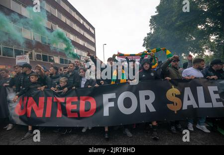 Manchester, Royaume-Uni. 22nd août 2022. Les fans de Man Utd protestent avant le match de Liverpool à Old Trafford. Les manifestations ont commencé au pub Tollgate d'Old Trafford et se sont poursuivies jusqu'au sol. Les supporters de Manchester United exhortent les propriétaires du club, la famille Glazer, à vendre le club immédiatement, après neuf ans et sans titre de Premier League. La famille américaine a été des personnages impopulaires chez Old Trafford depuis que Malcolm Glazer, décédé en 2014, a acheté des actions dans le club en septembre 2003. Manchester United a annulé lundi après-midi une réunion préparatoire au match à l'hôtel Lowry de Salford Banque D'Images