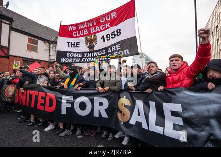 Manchester, Royaume-Uni. 22nd août 2022. Les fans de Man Utd protestent avant le match de Liverpool à Old Trafford. Les manifestations ont commencé au pub Tollgate d'Old Trafford et se sont poursuivies jusqu'au sol. Les supporters de Manchester United exhortent les propriétaires du club, la famille Glazer, à vendre le club immédiatement, après neuf ans et sans titre de Premier League. La famille américaine a été des personnages impopulaires chez Old Trafford depuis que Malcolm Glazer, décédé en 2014, a acheté des actions dans le club en septembre 2003. Manchester United a annulé lundi après-midi une réunion préparatoire au match à l'hôtel Lowry de Salford Banque D'Images