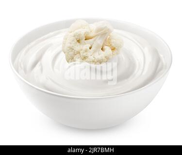 chou-fleur avec mayonnaise, crème sure, yaourt, isolé sur fond blanc, chemin de coupure, profondeur de champ totale Banque D'Images