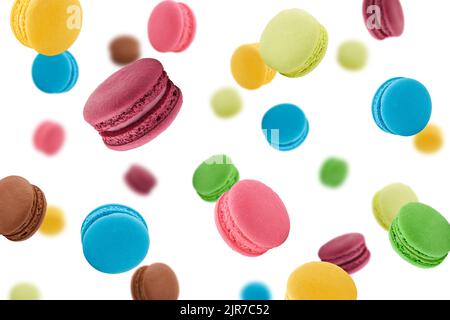 Macarons tombant isolés sur fond blanc, foyer sélectif Banque D'Images