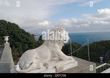 Sculpture d'un lion devant la façade principale du palais Vorontsov à Alupka, Crimée, Ukraine. Six statues de Giovanni Bonnani ont été installées en 1848 Banque D'Images