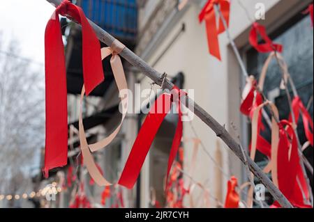 Arbre avec des arcs dans la rue à Odesa Ukraine Banque D'Images