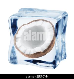 noix de coco dans un cube de glace, isolée sur fond blanc, chemin d'écrêtage, pleine profondeur de champ Banque D'Images