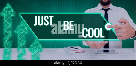 Signe d'écriture à la main juste être cool, aperçu d'affaires ont une bonne attitude être détendu sourire positif vous encourager Homme avec Une tablette appuyant sur le Pr numérique Banque D'Images