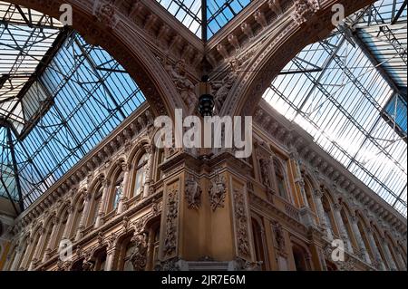 Vue sur le toit en verre du passage d'Odessa dans le centre d'Odessa, en Ukraine Banque D'Images