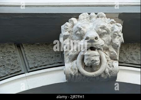 Décoration architecturale représentant une tête de lion avec anneau dans les mâchoires de l'ancien bâtiment à Odesa Ukraine Banque D'Images