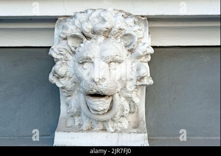 Décoration architecturale représentant une tête de lion avec anneau dans les mâchoires de l'ancien bâtiment à Odesa Ukraine Banque D'Images