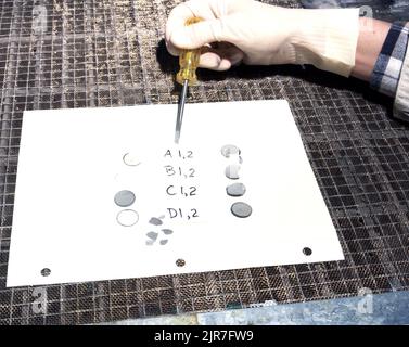 A840478 U12T MIDAS MYTHE EXPERIMENT RECOVERY BIELER (INGÉNIEUR DE PROJET) MAR 27 84 EG&G/NTS PHOTO LAB DATE DE PUBLICATION: 3/27/1984 EDGERTON, GERMESHAUSEN & GRIER; EG&G; ÉQUIPEMENT; ÉQUIPEMENT ET INSTRUMENTS; RÉCUPÉRATION D'EXPÉRIENCE ; GANTS ; GANTS, CHIRURGICAUX ; INSTRUMENTS ; INSTRUMENTS ET ÉQUIPEMENTS ; MYTHE MIDAS ; NEVADA ; SITE DE TEST DU NEVADA ; NTS ; TECHNOLOGIE DE L'ÉNERGIE NUCLÉAIRE; ESSAIS NUCLÉAIRES; ESSAIS NUCLÉAIRES; TOURNEVIS; SITES D'ESSAIS; UGT; TESTS SOUTERRAINS; U12T MIDAS MYTHE-EXPÉRIENCE REC IMAGES HISTORIQUES. 1972 - 2012. Département de l'énergie. Administration nationale de la sécurité nucléaire. Photographies relatives au nucléaire Banque D'Images