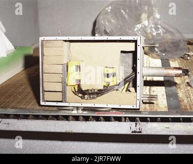 A840488 U12T MIDAS MYTHE EXPÉRIENCE RECOVERY MCCARTHY (INGÉNIEUR DE PROJET) MAR 27 84 EG&G/NTS PHOTO LAB DATE DE PUBLICATION : 3/27/1984 EDGERTON, GERMESHAUSEN & GRIER; EG&G; ÉQUIPEMENT; ÉQUIPEMENT ET INSTRUMENTS; RÉCUPÉRATION D'EXPÉRIENCE ; INSTRUMENTS ; INSTRUMENTS ET ÉQUIPEMENT ; MYTHE MIDAS ; NEVADA ; SITE D'ESSAI DU NEVADA; SNT; TECHNOLOGIE DE L'ÉNERGIE NUCLÉAIRE; ESSAIS NUCLÉAIRES; ESSAIS NUCLÉAIRES; SITES DE TEST ; UGT ; TESTS SOUTERRAINS ; FILS ET CÂBLES ; U12T IMAGES HISTORIQUES DE LA COLLECTION MIDAS MYTH-EXPERIMENT REC. 1972 - 2012. Département de l'énergie. Administration nationale de la sécurité nucléaire. Photographies relatives aux essais d'armes nucléaires au Banque D'Images