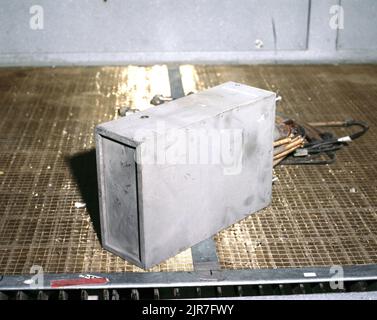 A840486 U12T MIDAS MYTHE EXPÉRIENCE RECOVERY MCCARTHY (INGÉNIEUR DE PROJET) MAR 27 84 EG&G/NTS PHOTO LAB DATE DE PUBLICATION : 3/27/1984 EDGERTON, GERMESHAUSEN & GRIER; EG&G; ÉQUIPEMENT; ÉQUIPEMENT ET INSTRUMENTS; RÉCUPÉRATION D'EXPÉRIENCE ; INSTRUMENTS ; INSTRUMENTS ET ÉQUIPEMENT ; MYTHE MIDAS ; NEVADA ; SITE D'ESSAI DU NEVADA; SNT; TECHNOLOGIE DE L'ÉNERGIE NUCLÉAIRE; ESSAIS NUCLÉAIRES; ESSAIS NUCLÉAIRES; SITES DE TEST ; UGT ; TESTS SOUTERRAINS ; FILS ET CÂBLES ; U12T IMAGES HISTORIQUES DE LA COLLECTION MIDAS MYTH-EXPERIMENT REC. 1972 - 2012. Département de l'énergie. Administration nationale de la sécurité nucléaire. Photographies relatives aux essais d'armes nucléaires au Banque D'Images