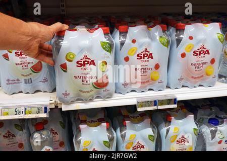 Eau minérale dans un magasin Banque D'Images