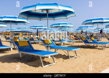 Chaise de plage traditionnelle et parasol. Rimini, Italie, Banque D'Images