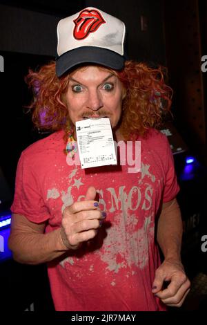 Las Vegas, Nevada, États-Unis. 22nd août 2022. Haut de carotte en photo comme Carrot Top place premier pari à l'ouverture de BetMGM Sportsbook au Cosmopolitan de Las Vegas sur 22 août 2022 à Las Vegas Nevada. Crédit : Dee CEE carter/Media Punch/Alay Live News Banque D'Images