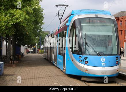 West Midlands Metro CAF Urbos 3 tramway numéro 19 à l'arrêt Wolverhampton St George à Wolverhampton, Angleterre, le 22nd août 2022. Banque D'Images