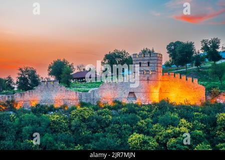 Veliko Tarnovo, Bulgarie. Forteresse de Trapezitsa murs médiévaux dans la ville historique de Tarnovo, ancienne capitale bulgare, belle journée d'été. Banque D'Images