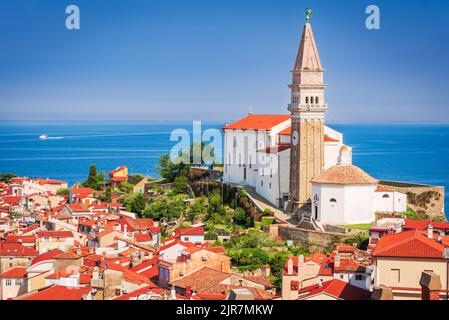 Piran, Slovénie. Vue aérienne de la mer Adriatique et de la ville de Piran en Istrie, église Saint George scène nocturne. Banque D'Images