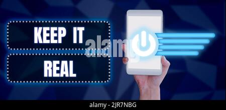 L'écriture de texte affiché permet de rester réaliste. Concept d'affaires être vous-même honnête authentique vrai dire la vérité toujours femme avec le téléphone cellulaire présenter Banque D'Images