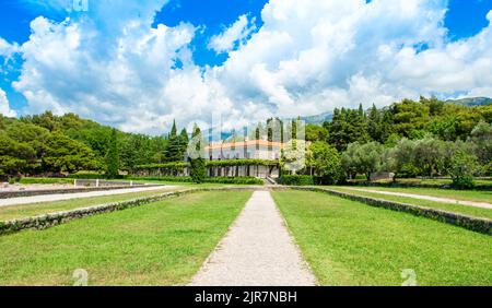 Paysage panoramique avec l'ancienne résidence d'été Villa Milocer donne sur la mer Adriatique avec le magnifique parc royal vert Banque D'Images