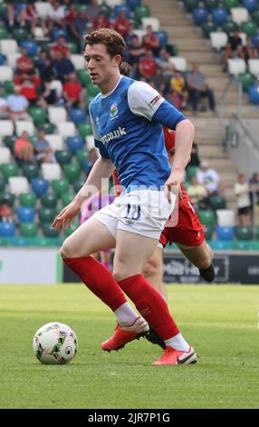 Windsor Park, Belfast, Irlande du Nord, Royaume-Uni. 14 août 2022. Danske Bank Premiership – Linfield / Portatown. Footballeur en action Daniel Finlayson, joueur de football de Linfield (18). Banque D'Images