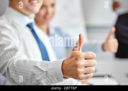 gros plan sur un homme d'affaires qui a fait ses pouces Banque D'Images