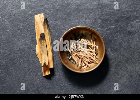 bâtonnets de palo santo et tasse avec allumettes brûlées Banque D'Images