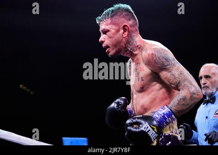 Boxeur professionnel Jeux Olympiques d'été 2016 Hector Garcia bat le champion du monde de poids-plume Super Roger Gutierrez de WBA dans le match de boxe professionnel Banque D'Images