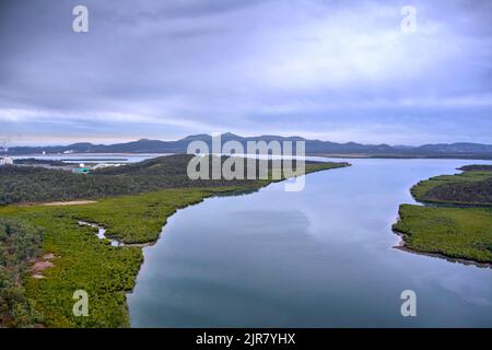 Antenne de mangroves le long des rives de Graham Creek sur l'île Curtis Queensland Australie Banque D'Images