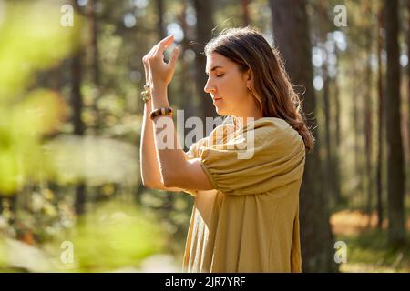 femme ou sorcière exécutant le rituel magique en forêt Banque D'Images