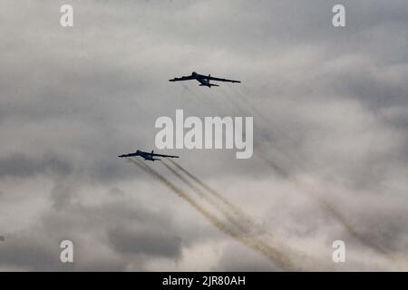 Deux stratoforteresses B-52H affectées à l'escadron de la bombe expéditionnaire 23rd volent au-dessus de leur tête tout en se préparant à atterrir à la RAF Fairford (Royaume-Uni), le 18 août 2022. Les missions de la Force opérationnelle des bombardiers sont notre symbole le plus visible d'assurance et d'engagement envers nos alliés et fournissent une dissuasion contre des adversaires potentiels. (É.-U. Photo de la Force aérienne par le premier Airman Michael A. Richmond) Banque D'Images