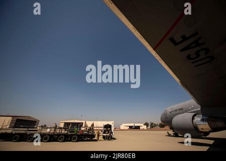 Des aviateurs américains de l'escadron d'évacuation aéromédicale 60th et de l'escadron du port aérien 60th chargent l'équipement AE sur un chargeur K pour se déplacer sur une Pégase KC-46A, affectée à l'escadre de ravitaillement aérien 22nd de la base aérienne McConnell, Kansas, pour l'entraînement KC-46A à la base aérienne de Travis, Californie, le 16 août 2022. Outre le ravitaillement en vol, le KC-46A peut accueillir une charge mixte de passagers, d'évacuation aéromédicale et de transport de marchandises. (É.-U. Photo de la Force aérienne par Nicholas Pilch) Banque D'Images