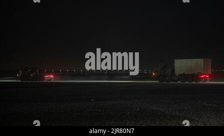 Les Marines des États-Unis avec combat Logistics Regiment 1, 1st Marine Logistics Group, conduisent un convoi pendant l'exercice Native Fury 22 dans une zone de soutien logistique établie au Royaume d'Arabie Saoudite, le 14 août 2022. L'exercice Native Fury 22 est vital pour renforcer les relations de longue date des États-Unis avec les forces armées saoudiennes. L'exercice renforce les tactiques combinées, les capacités maritimes et favorise la stabilité régionale à long terme. (É.-U. Photo du corps marin par Cpl. Casandra Lamas) Banque D'Images