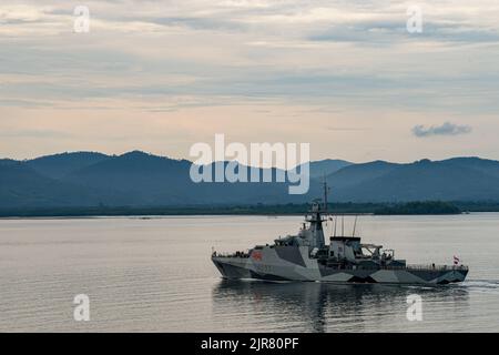 PUERTO PRINCESA, Philippines (août 11, 2022) – le navire de la classe de la Royal Navy River HMS Tamar (P233) navigue à Puerto Princesa, Philippines pendant le Pacific Partnership 2022. En 17th ans, le Partenariat Pacifique est la plus importante mission multinationale annuelle d'aide humanitaire et de préparation aux secours en cas de catastrophe menée dans l'Indo-Pacifique. (É.-U. Navy photo par Mass communication Specialist 2nd Class Jacob Woitzel) Banque D'Images