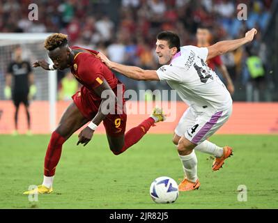 Rome, Italie. 22nd août 2022. Tammy Abraham (L) de Roma vie avec Luka Lochoshvili de Cremonese lors d'un match de football italien Serie A à Rome, Italie, 22 août 2022. Crédit: Alberto Lingria/Xinhua/Alay Live News Banque D'Images