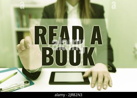 Écriture affichage de texte Lire Un livre. Idée d'affaires Profitez de la littérature activité traditionnelle Apprenez de nouvelles choses Businesswoman ayant une tablette sur le bureau et Banque D'Images