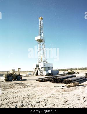 A810112 ENGINS DE FORAGE ENGINS DE FORAGE J. BARTLETT (INGÉNIEUR DE PROJET) JAN 13 81 EG&G/NTS PHOTO LAB DATE DE PUBLICATION : 1/13/1981 BARTLETT, J.; ENGINS DE FORAGE; FOREUSES; EDGERTON, GERMESHAUSEN & GRIER ; EG&G ; ÉQUIPEMENT ET INSTRUMENTS ; ÉQUIPEMENT (SNL) ; CHARIOTS ÉLÉVATEURS ; EXPLOITATION MINIÈRE; NEVADA; SITE D'ESSAI DU NEVADA; NTS; TECHNOLOGIE DE L'ÉNERGIE NUCLÉAIRE; ESSAIS NUCLÉAIRES; ENGINS DE FORAGE; SITES D'ESSAI; TUNNELS; UGT; TESTS SOUTERRAINS ; images historiques DES PLATES-FORMES DE FORAGE. 1972 - 2012. Département de l'énergie. Administration nationale de la sécurité nucléaire. Photographies relatives aux essais d'armes nucléaires au site d'essai du Nevada. Banque D'Images