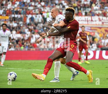 Rome, Italie. 22nd août 2022. Tammy Abraham (R) de Roma vie avec Vlad Chiriches de Crémonese lors d'un match de football de Serie a à Rome, Italie, le 22 août 2022. Crédit: Alberto Lingria/Xinhua/Alay Live News Banque D'Images