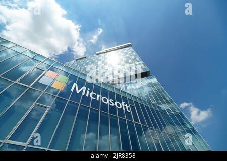 Bucarest, Roumanie - 04 juin 2022: Vue du siège de Microsoft Roumanie dans les tours de la porte de ville situé sur la place de la presse libre, à Bucarest, Roumanie. Banque D'Images