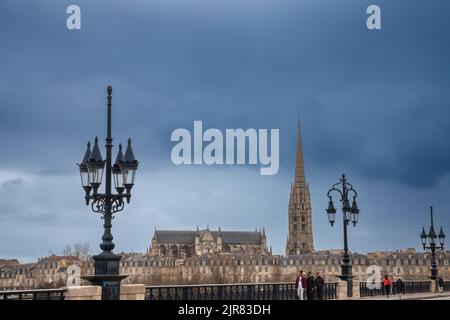 Photo d'un panorama nuageux de Bordeaux, France, avec le pont de pierre, ou pont de pierre, en face du clocher de la basilique saint michel. Banque D'Images