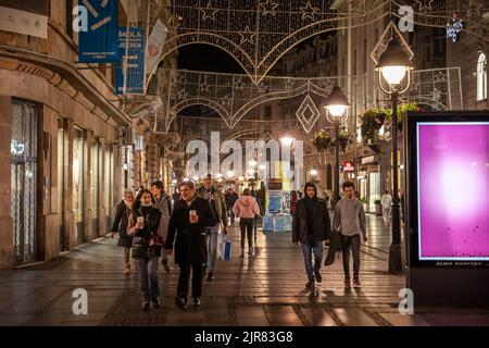 Photo de deux personnes blanc caucasien mâle et femelle, heureux, marchant dans les rues de Belgrade, serbie, tenant des tasses de café et de boire des plats à emporter Banque D'Images