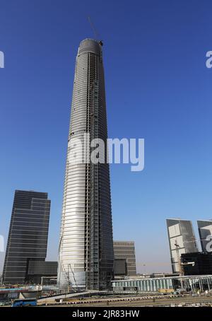 Le Caire. 17th août 2022. La photo prise le 17 août 2022 montre le site de construction du projet du quartier central des affaires (CBD) dans la nouvelle capitale administrative de l'Égypte, à l'est du Caire, en Égypte. La construction du Central Business District (CBD) dans le nouveau capital administratif de l'Égypte, qui est mis en œuvre par la China State Construction Engineering Corporation (CSCEC), a apporté une nouvelle vitalité au développement économique et social du pays. POUR ALLER AVEC "Feature: Le projet de CDB construit par la Chine dans la capitale égyptienne stimule le développement local" crédit: Wang Dongzhen/Xinhua/Alay Live News Banque D'Images