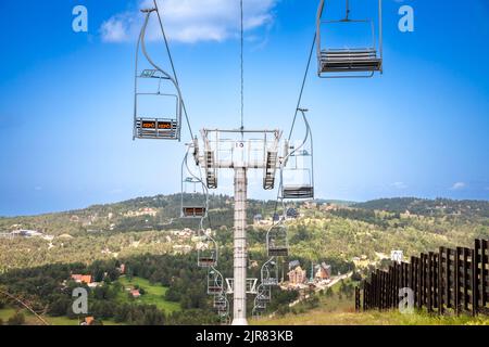 Photo des remontées mécaniques arrêtées en été à Divcibare, en Serbie, alors qu'il n'y a pas de neige pendant la saison chaude. Divčibaare est une ville et station de montagne si Banque D'Images