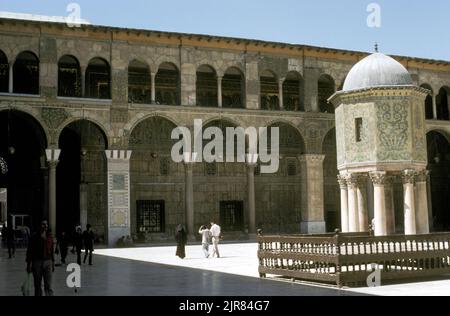 À l'intérieur de la mosquée Ummayyad, Damas, Syrie, en 1985 Banque D'Images