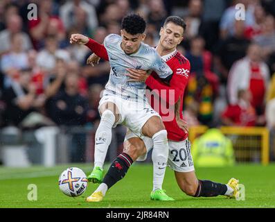 Manchester, Royaume-Uni. 23rd août 2022. Luis Diaz (L) de Liverpool est défié par Diogo Dalot de Manchester United lors du match de la première ligue anglaise entre Manchester United et Liverpool à Manchester, en Grande-Bretagne, le 22 août 2022. Credit: Xinhua/Alay Live News Banque D'Images