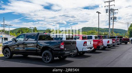 Des camions Dodge RAM de différentes couleurs ont été alignés chez un concessionnaire lors d'une journée ensoleillée d'été Banque D'Images