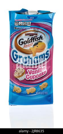 Winneconne, WI -1 mai 2022 : un forfait de poissons rouges de la ferme de Pepperidge grahams dans une saveur de cupcake de vamilla sur un fond isolé Banque D'Images